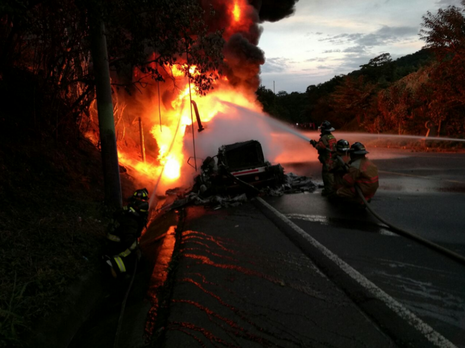 Los bomberos trabajaron durante horas para apagar el fuego. (Foto: Twitter/Bomberos Voluntarios)&nbsp;