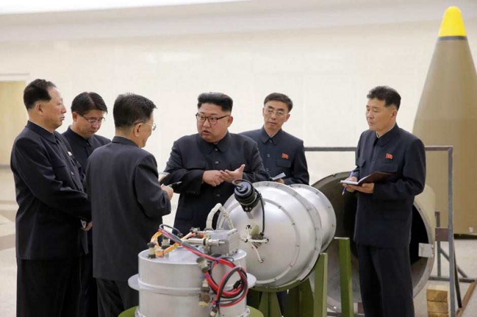 El l&iacute;der de Corea del Norte pos&oacute; este d&iacute;a junto a una bomba de hidr&oacute;geno. Foto: (AFP/KCNA VIA KNS)