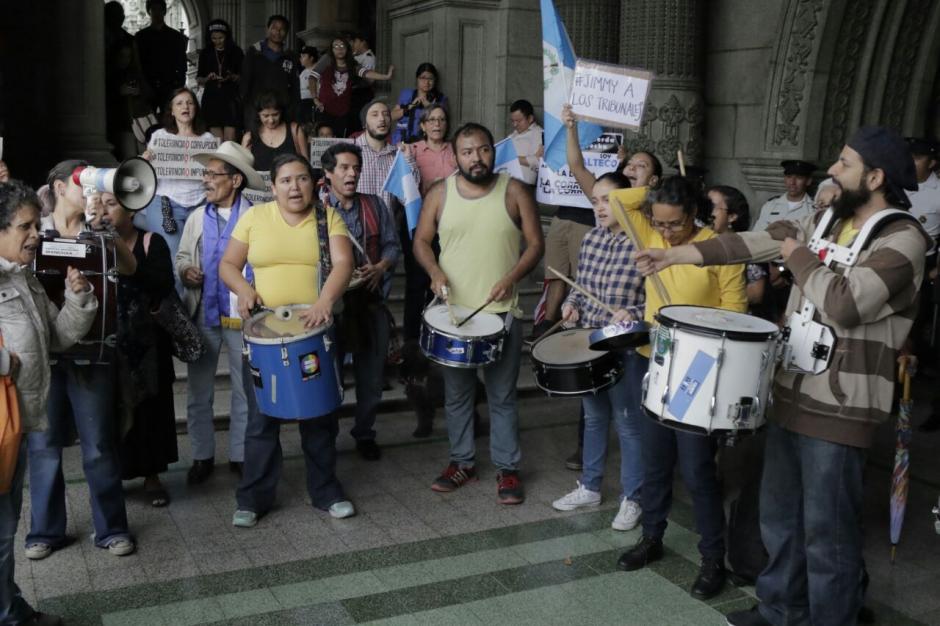 "La batucada del pueblo" manifest&oacute; frente al Palacio Nacional de la Cultura. (Foto: Alejandro Bal&aacute;n/Soy502)