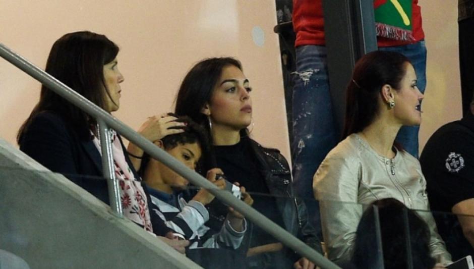 Georgina Rodríguez y Dolores Aveiro, novia y madre de Cristiano Ronaldo respectivamente estarían alejadas. (Foto: AFP)