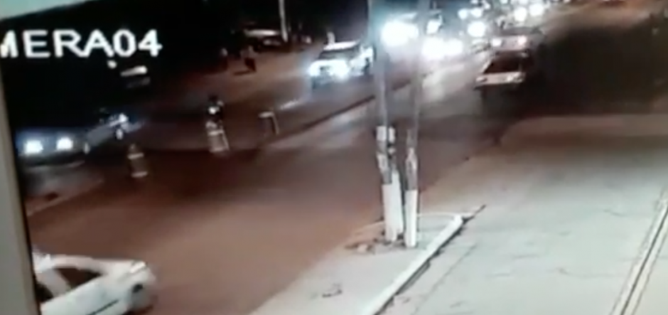 Cámara de seguridad graba el momento en el que conductor ebrio atropella a una agente de la PMT de Mixco. (Foto: Captura de video)
