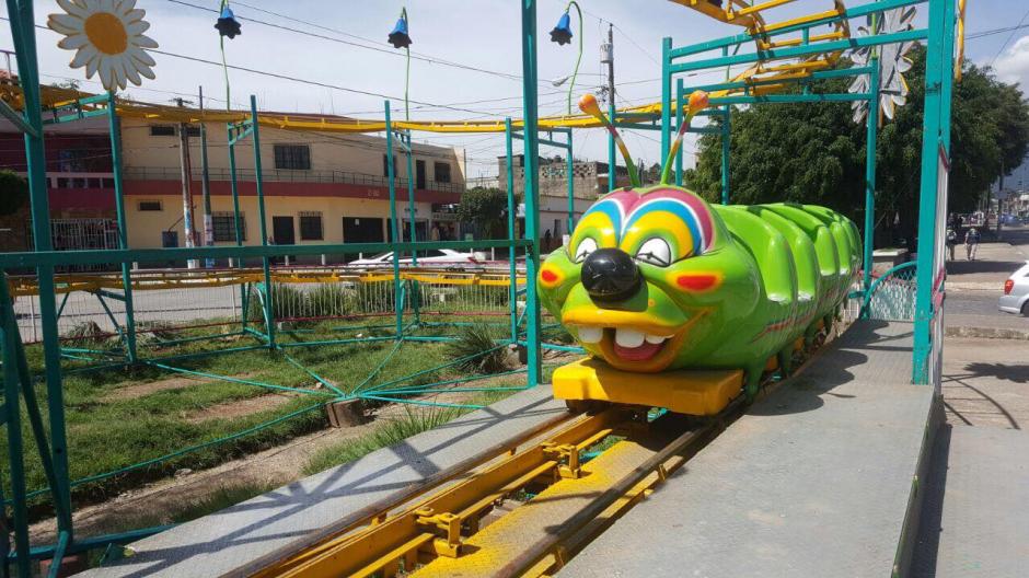La empresa realiza los trabajos para instalar los juegos mec&aacute;nicos. (Foto: Neto Bran)