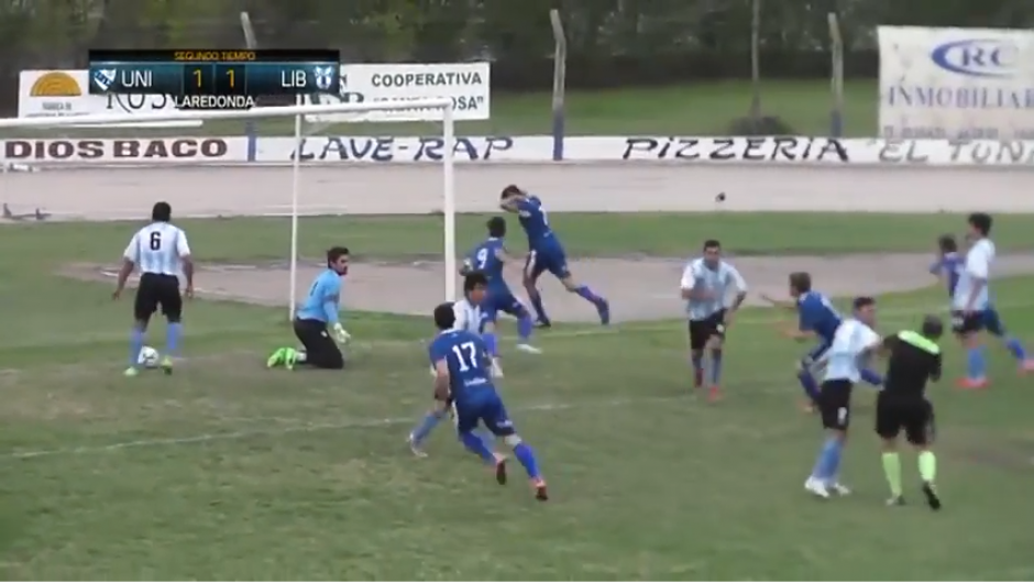 El incidente generó la intervención de la fuerza pública antes de finalizar el encuentro. (Foto: captura de YouTube)