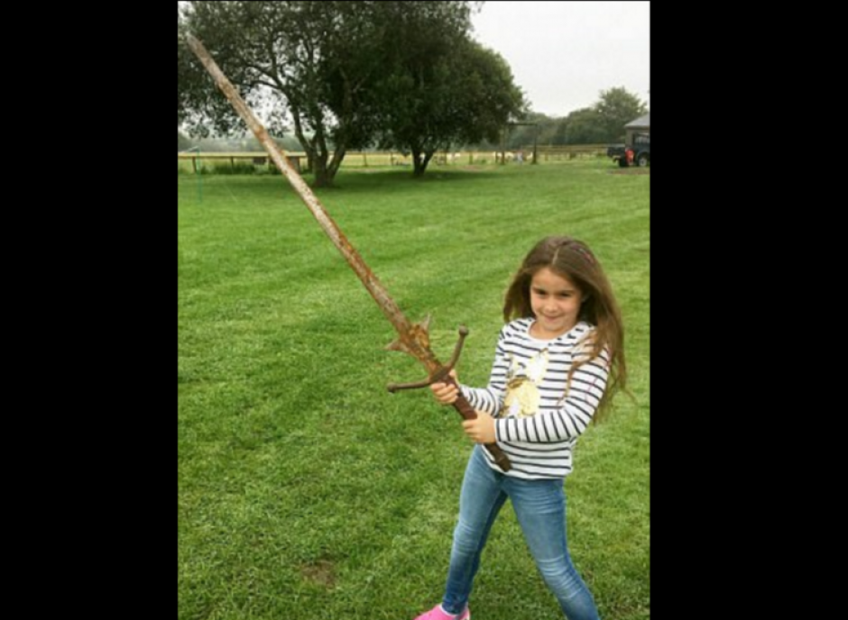 Una ni&ntilde;a encontr&oacute; esta espada en una salida familiar. (Foto: Daily Mail)