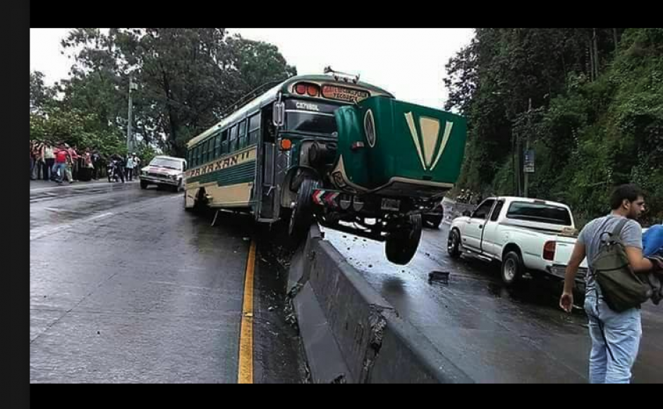 Así quedó uno de los buses involucrados en el accidente ocurrido en la cuesta de Villa Lobos. (Foto: Noticias VN/Facebook)
