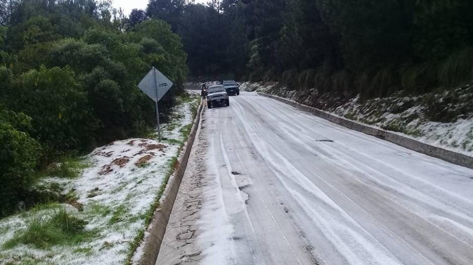 La ca&iacute;da de granizo sorprendi&oacute; esta tarde a los habitantes del municipio de Sibilia en Quetzaltenango. (Foto: Redes Sociales)
