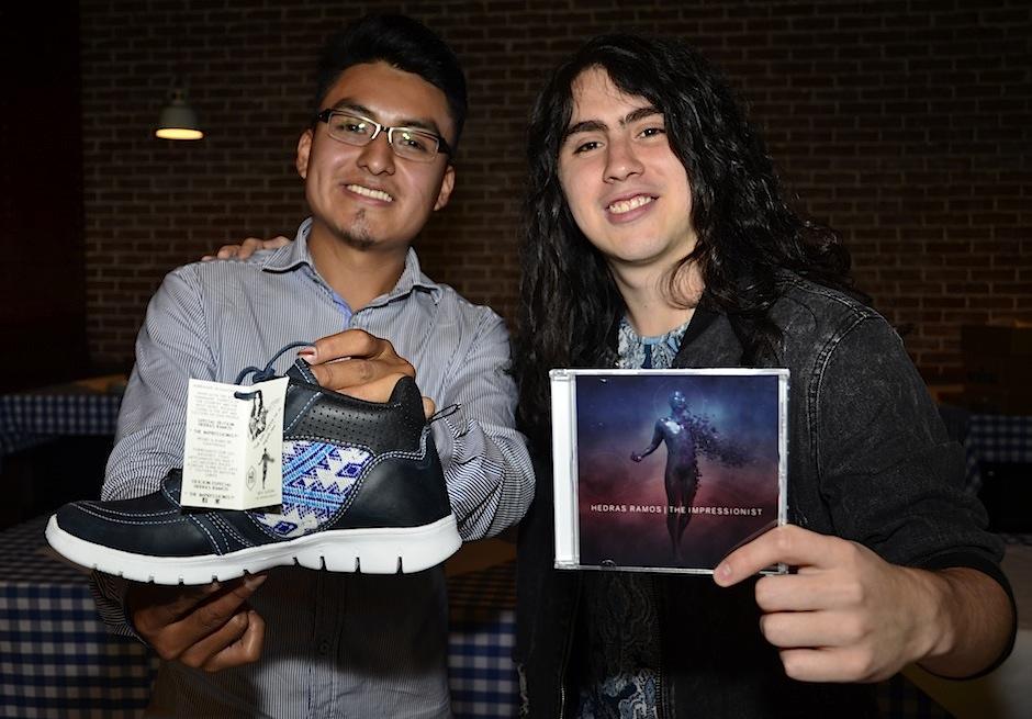 El guitarrista guatemalteco Hedras RAmos lanza disco y l&iacute;nea de calzado. (Foto: Selene Mej&iacute;a/Soy502) 