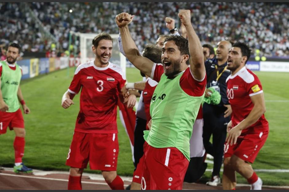 Los jugadores sirios empataron contra Ir&aacute;n y van a la repesca. (Foto: AFP)
