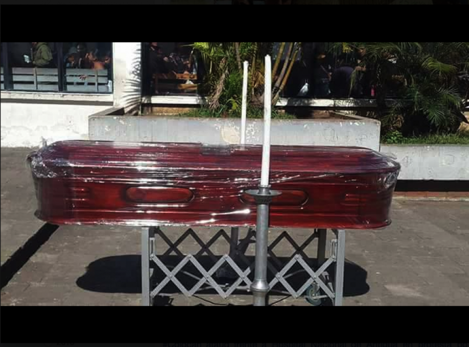 Un grupo de mujeres protest&oacute; por la muerte de una mujer en el hospital. (Foto: Gala Periodismo/Facebook)&nbsp;