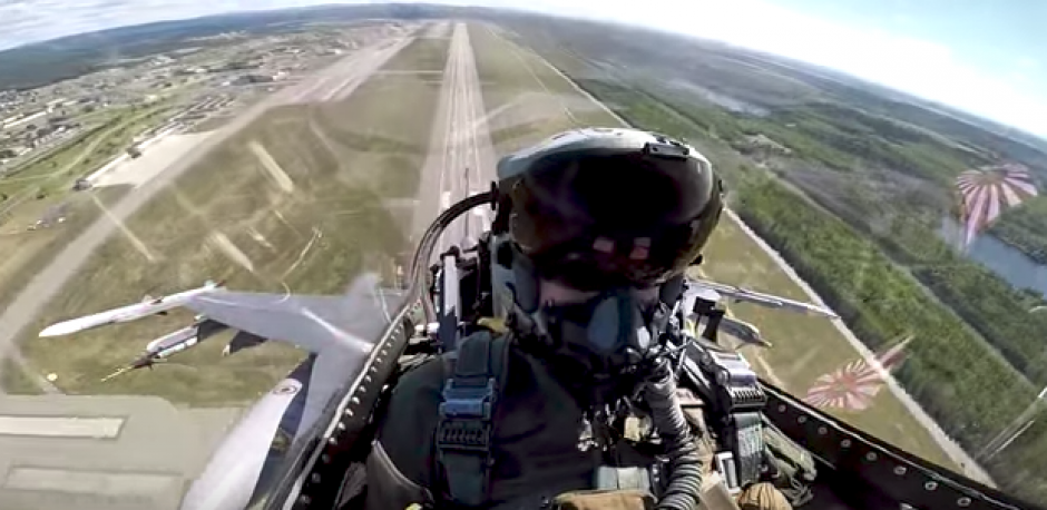C&aacute;maras GoPro instaladas en la cabina de un piloto de un F-16 muestran como se realiza una prueba de entrenamiento. (Foto: Captura de YouTube)