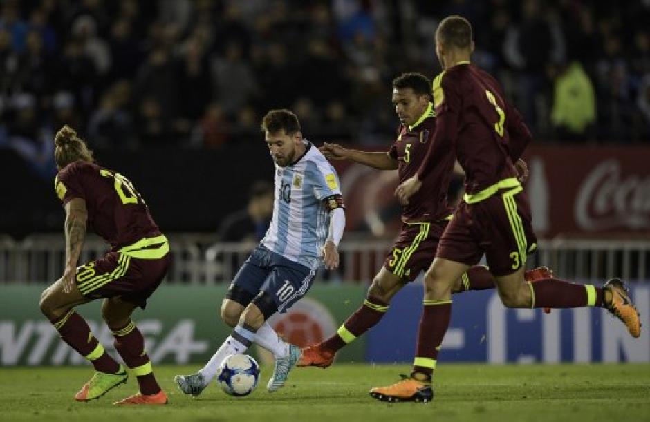 Messi solo contra tres jugadores de Venezuela. (Foto: AFP) 