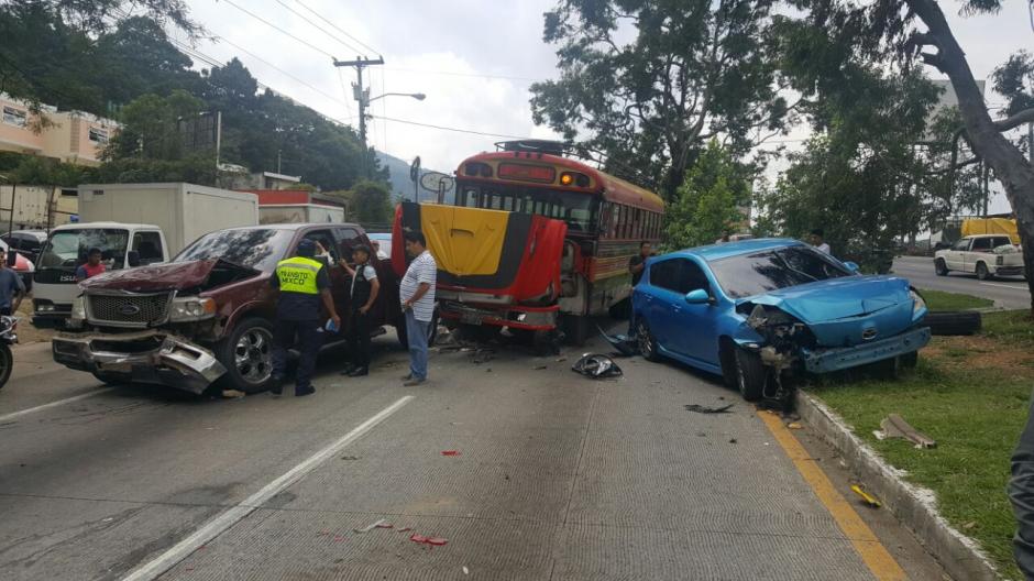 Varios veh&iacute;culos involucrados en un accidente de tr&aacute;nsito en la ruta Interamericana. (Foto: Bomberos Municipales Departamentales)