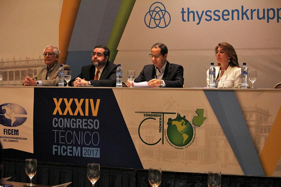 Luis &Aacute;lvarez, director general del Instituto del Cemento y el Concreto de Guatemala; Jos&eacute; Ren&eacute; Gonz&aacute;lez Campo, presidente C&aacute;mara Guatemalteca de la Construcci&oacute;n; Alejandro Ram&iacute;rez Cant&uacute;, presidente del FICEM; Mar&iacute;a Jos&eacute; Garc&iacute;a de la Federaci&oacute;n Interamericana del Cemento, presentes en el encuentro.&nbsp;(Foto: cortes&iacute;a Cementos Progreso)