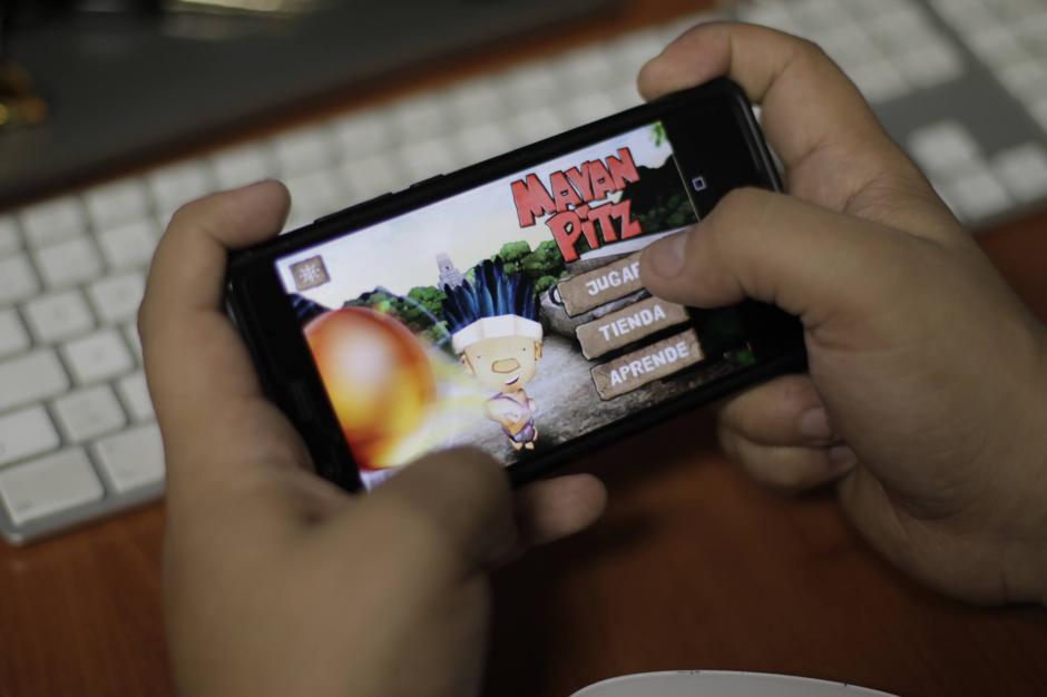 La empresa que desarroll&oacute; el videojuego de pelota maya para celulares Mayan Pitz&nbsp;se prepara para lanzar dos nuevos proyectos este mes. (Foto: Alejandro Bal&aacute;n/Soy502)