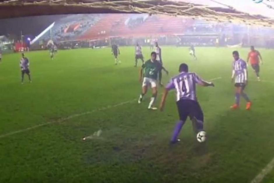 Defensa&nbsp; del Club Sacachispas de Argentina sale jugando con mucha sangre fr&iacute;a. (Foto: Captura de video)