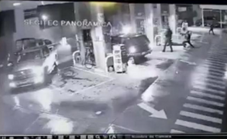 El grupo armado persigui&oacute; a los polic&iacute;as y los asesin&oacute; en una gasolinera. (Foto: captura YouTube)&nbsp;