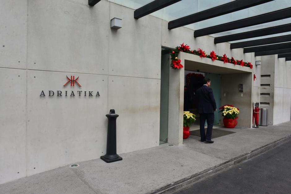 Vista frontal del hotel Adriatika, donde se hospedó Jimmy Morales cuando él era candidato presidencial. (Foto: archivo/Soy502).&nbsp;
