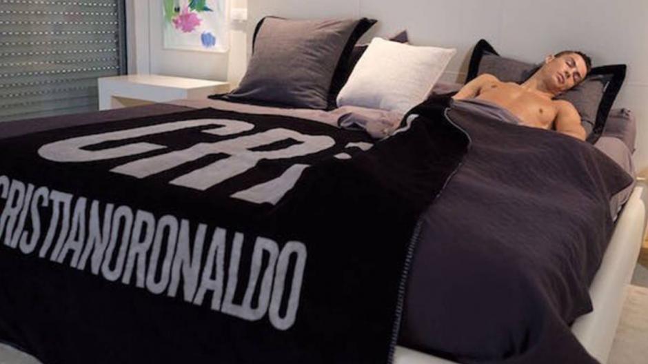Cristiano Ronaldo y su m&eacute;todo para dormir. (Foto: Twitter)