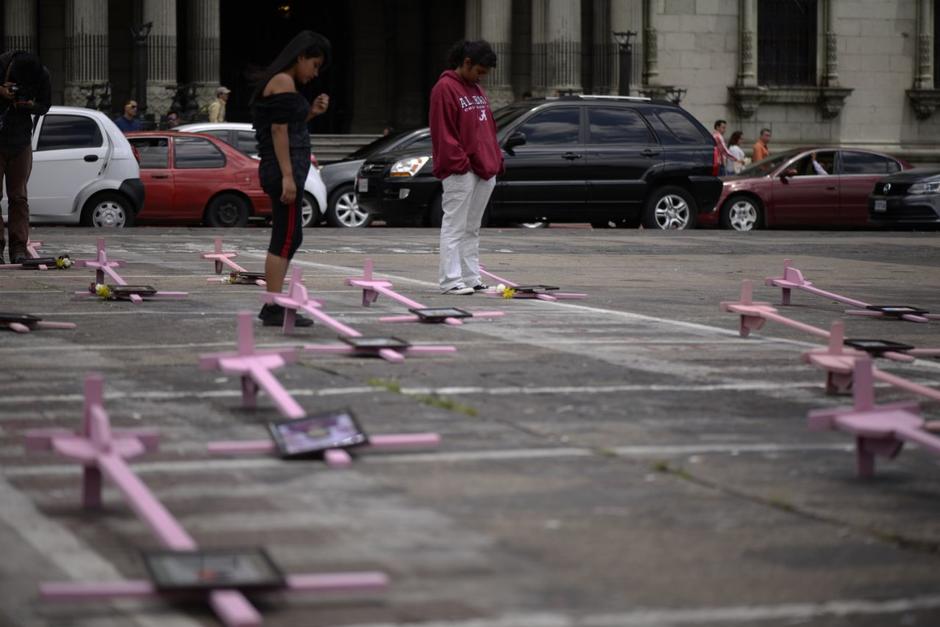 41 fotos y cruces rosadas fueron colocadas en la Plaza. (Foto: Wilder L&oacute;pez/Soy502) 