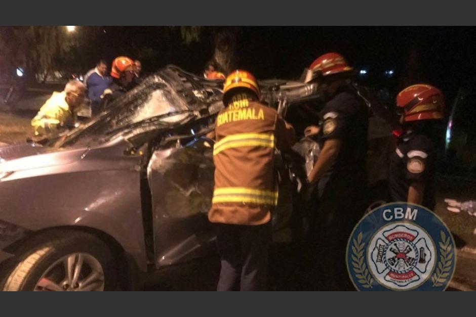 Una persona muri&oacute; en el Boulevar Vista Hermosa zona 15. (Foto: Bomberos Municipales)