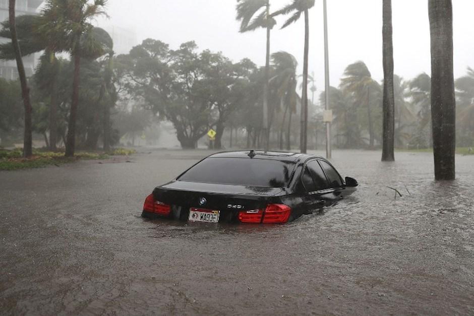 En una de las avenidas de Miami, el agua se elev&oacute; a m&aacute;s de medio metro de altura. (Foto: AFP)