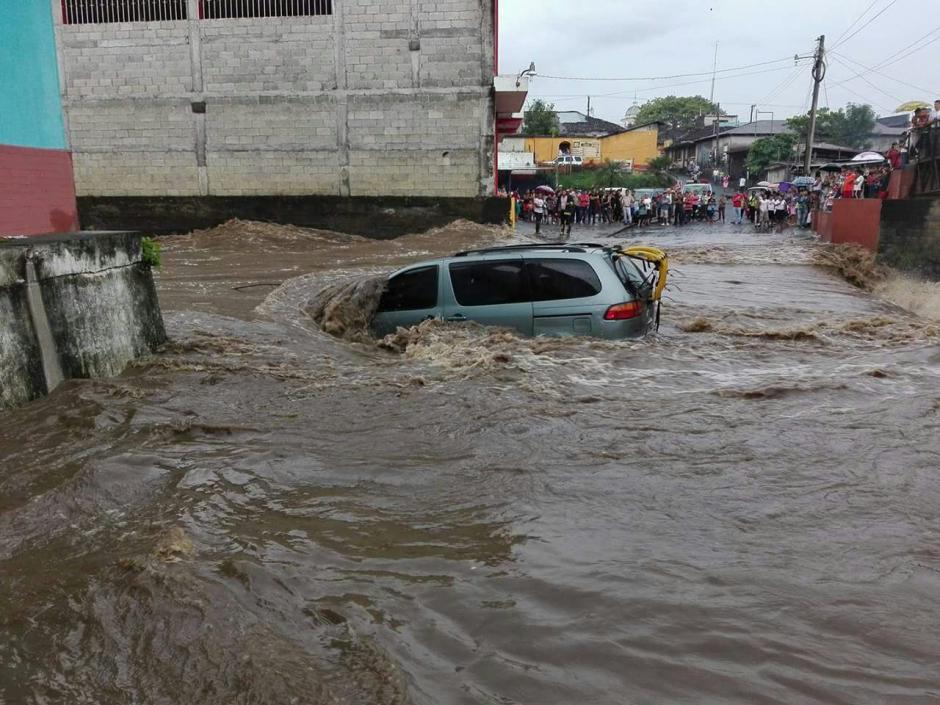La familia viajaba en una camioneta que fue arrastrada por la corriente del r&iacute;o Ic&aacute;n. (Foto: Conred)