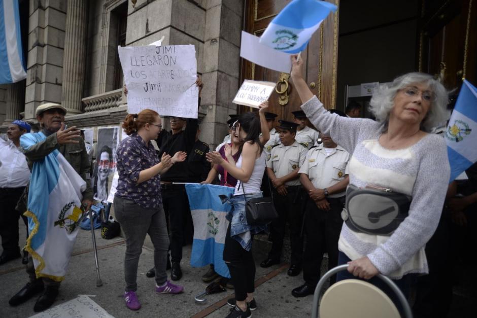 Dos manifestaciones llegaron al Congreso: una apoya al presidente y otra exige los 105 votos a los diputados. (Foto: Wilder L&oacute;pez/Soy502) 