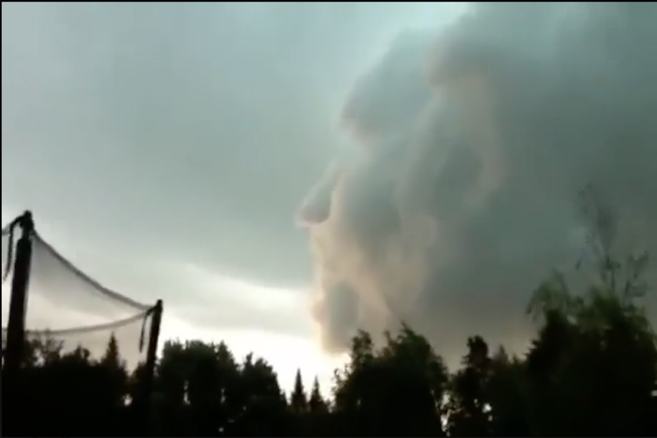 La imagen de un rostro formado por las nubes fue el anzuelo para que la transmisi&oacute;n fuese vista por millones de internautas. (Imagen: captura de pantalla)