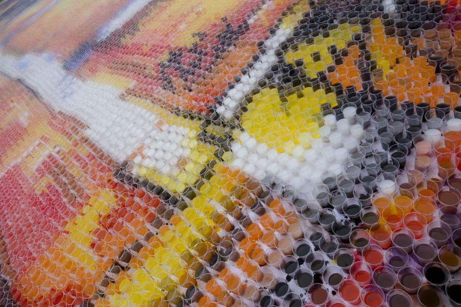 El r&eacute;cord impuesto por Yus fue elaborado con 118,280 vasos con agua de distintos colores. (Foto: George Rojas/Soy502)