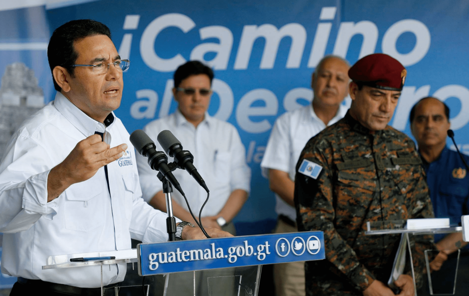 El presidente Jimmy Morales recibe un aporte mensual de Q50 mil de parte del Ejército. (Foto: Presidencia)&nbsp;