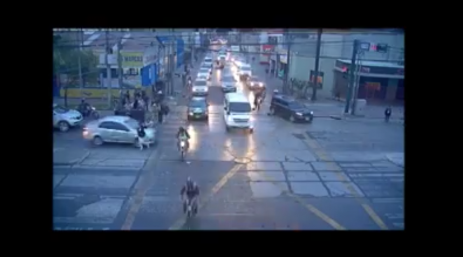 El conductor de un automóvil no respetó el alto y atropelló a un peatón. (Foto: captura Facebook)&nbsp;