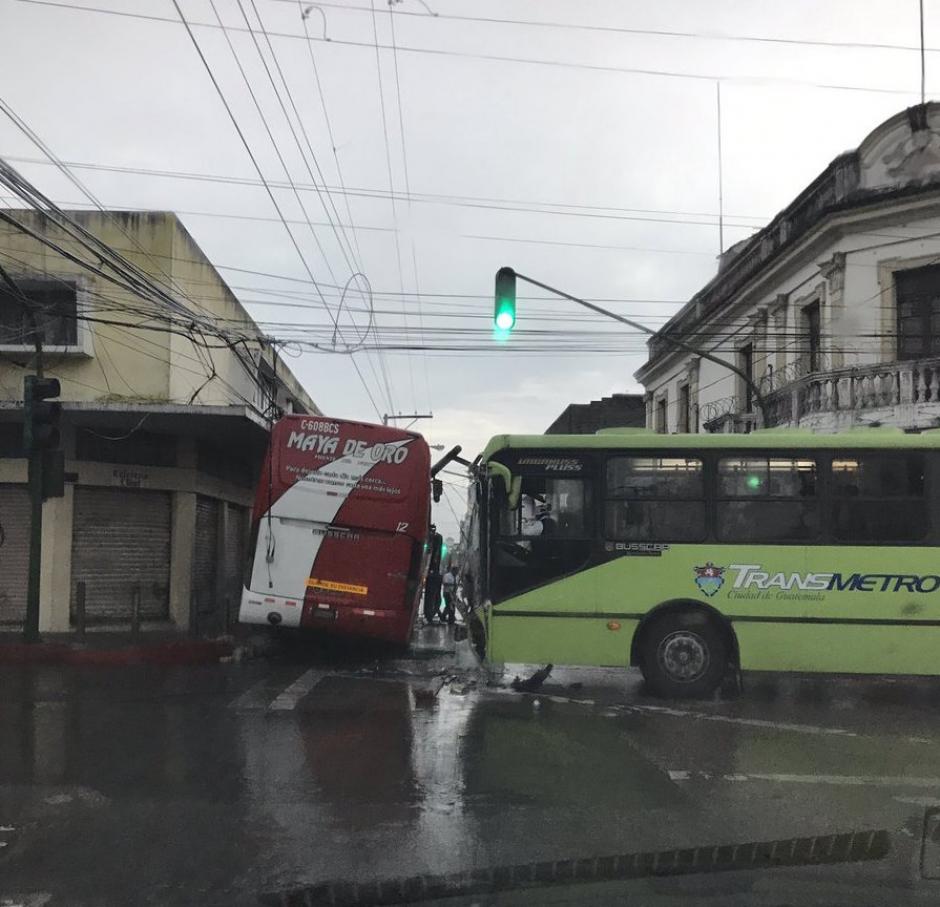Dos buses chocaron en la 9ª. avenida y 14 calle de la zona 1 capitalina, una persona resultó herida. (Foto:&nbsp;@adrigt25)