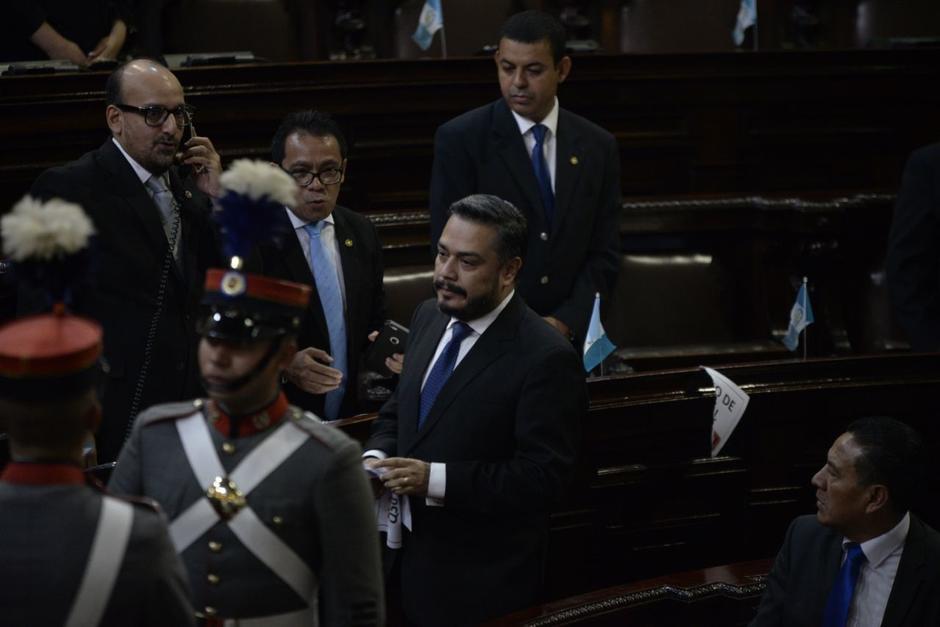 Javier Hernández, diputado de FCN, arrancó unos carteles que criticaban a Jimmy Morales. (Foto: Wilder López/Soy502)