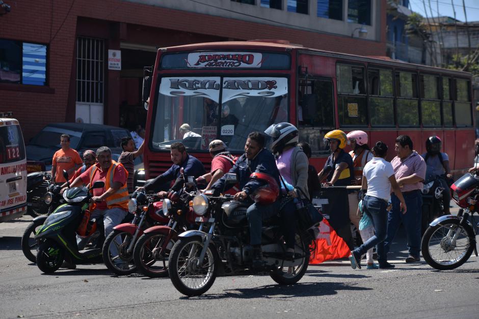 Los guatemaltecos han encontrado en la motocicleta un medio m&aacute;s r&aacute;pido y accesible para transportarse. (Foto: archivo)