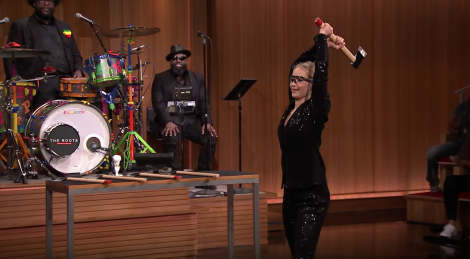 Jennifer Lawrence prob&oacute; su punter&iacute;a en el show de Jimmy Fallon. (Foto: captura de pantalla) &nbsp;