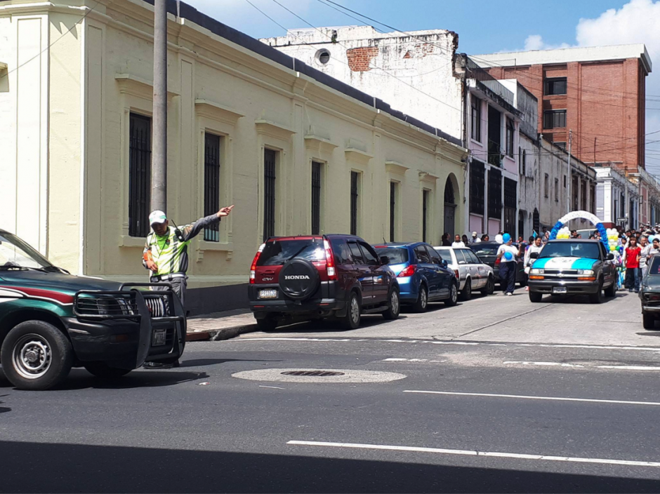 El tr&aacute;fico es complicado en varias &aacute;reas de la zona 1. (Foto: Juan Manuel Vega/Soy502)&nbsp;