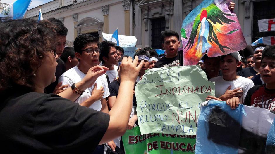 La antorcha que portaban los alumnos de la Escuela Normal de M&uacute;sica de la zona 1, lleg&oacute; a manifestar. (Foto: Alejandro Bal&aacute;n/Soy502)