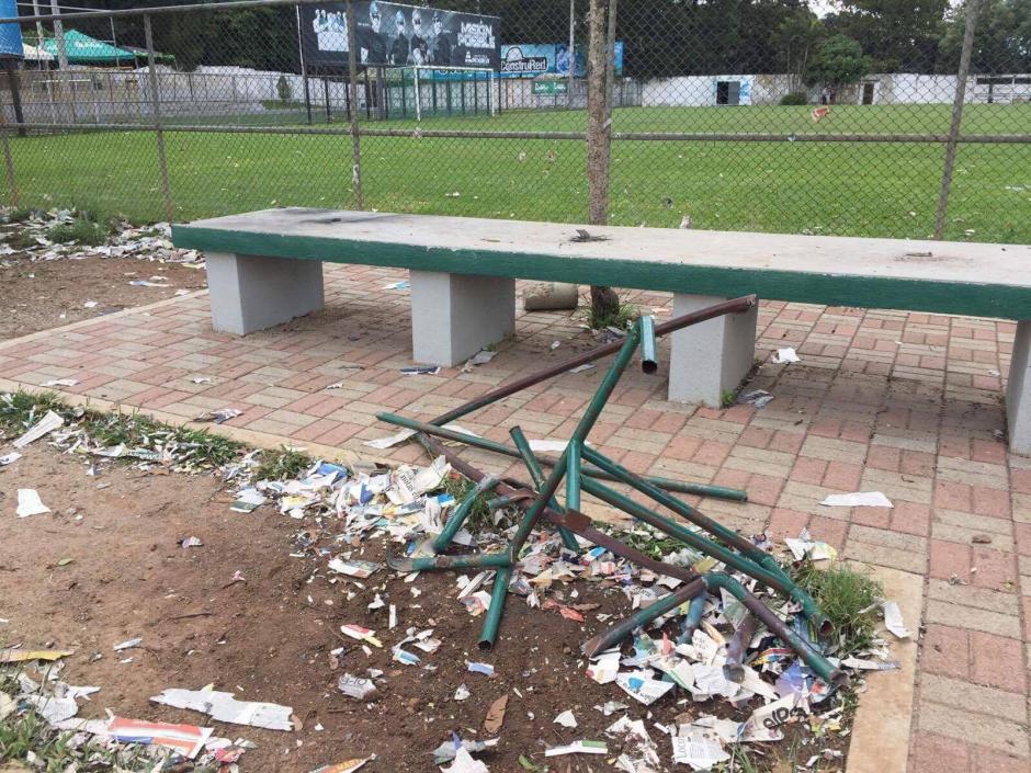 Bombas de estrunedo fueron accionadas en la cancha alterna del estadio Cementso Progreso. (Foto: Carlos Sagui)