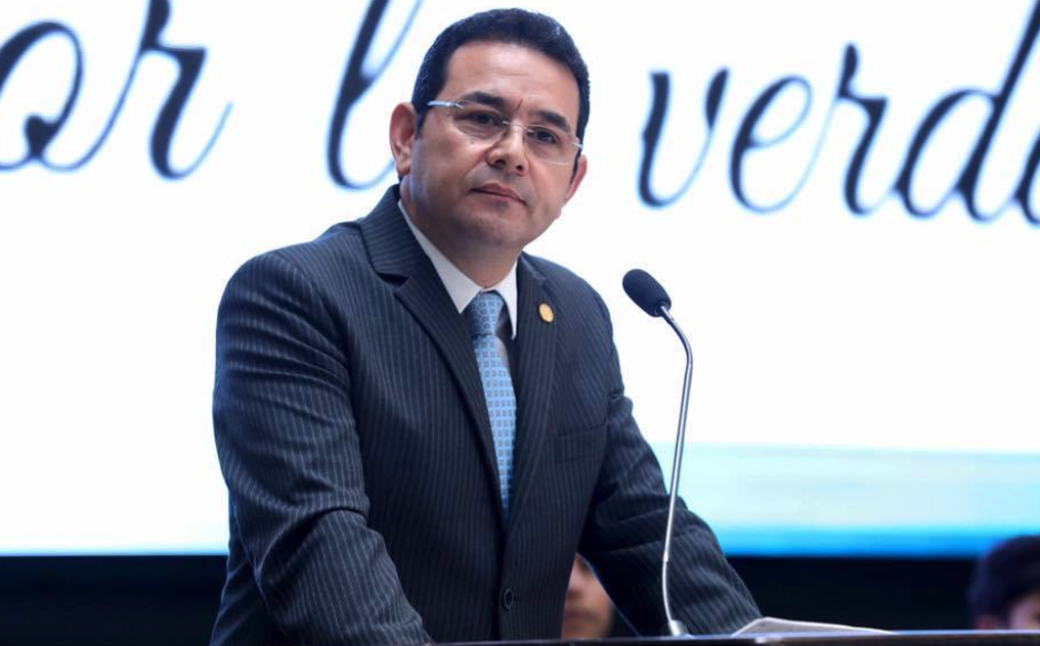 El presidente devolvi&oacute; los 400 mil quetzales y el cheque que no le dio tiempo a cobrar. (Foto: Facebook)