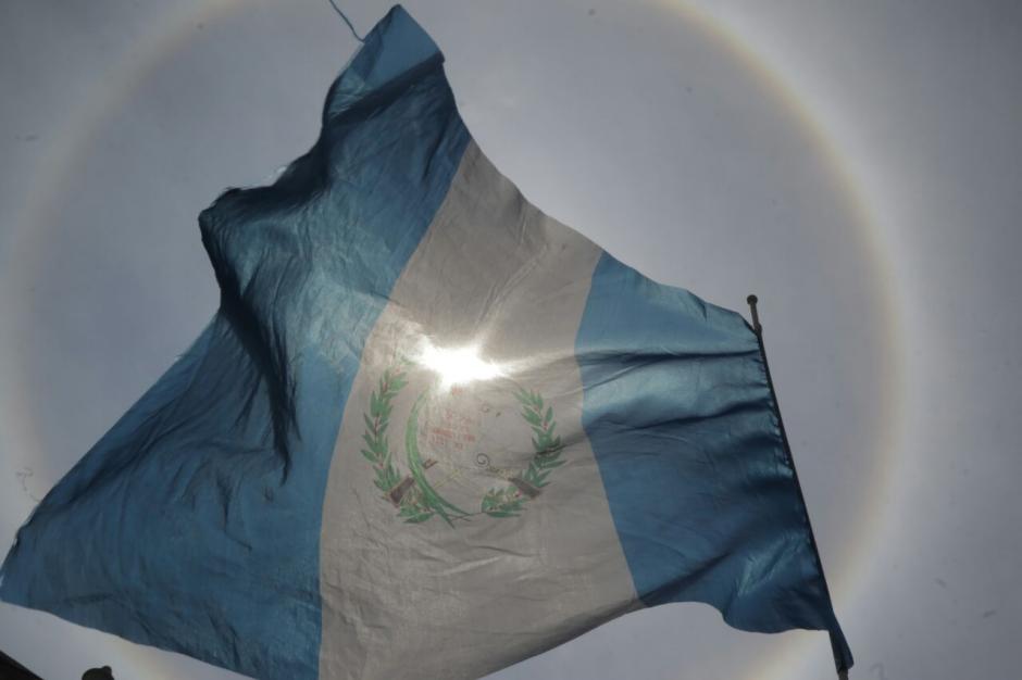 Un halo solar sorprendió a los manifestantes en las afueras del Congreso de la República. (Foto: Alejandro Balán/Soy502)
