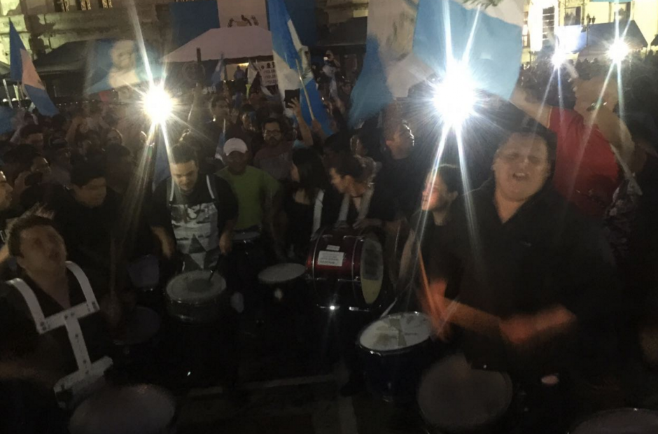Miles de ciudadanos están en la plaza central manifestando contra Jimmy Morales. (Foto: Soy502)