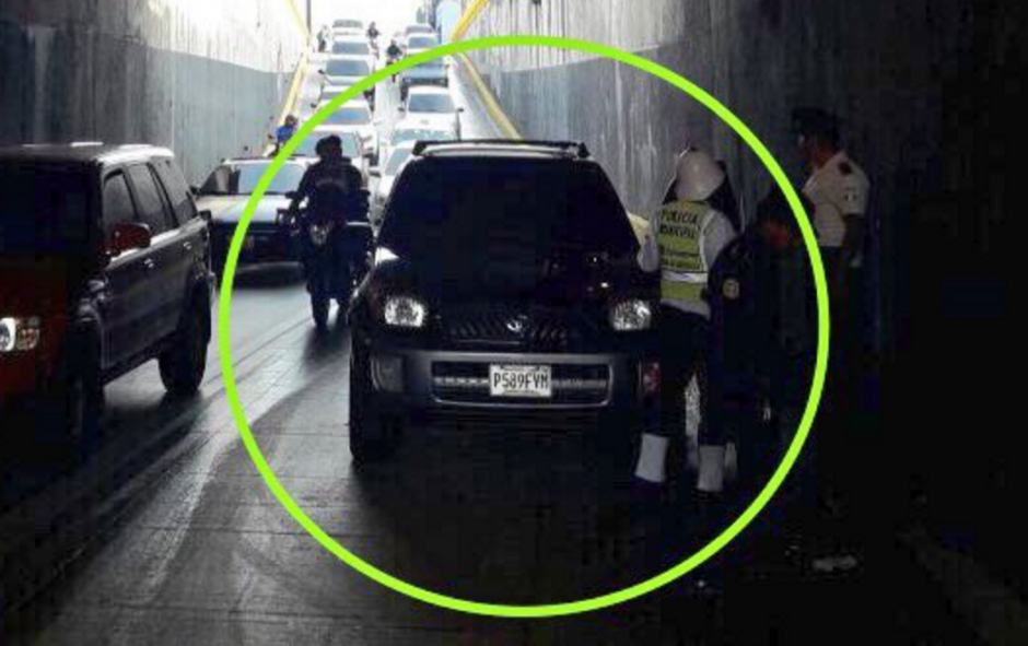 Un veh&iacute;culo fue abandonado en la zona 6. (Foto: Twitter/ Am&iacute;lcar Montejo)