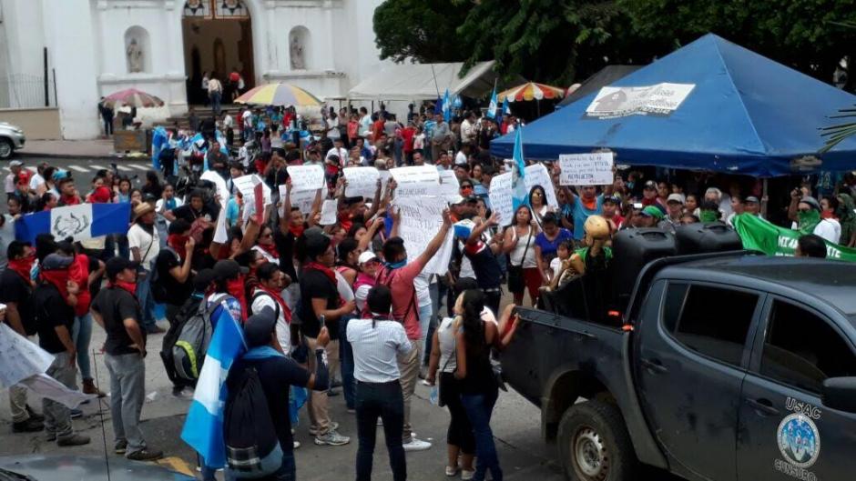 Estudiantes universitarios tomaron el parque Central de Mazatenango. (Foto: Henry de Le&oacute;n/Nuestro Diario)