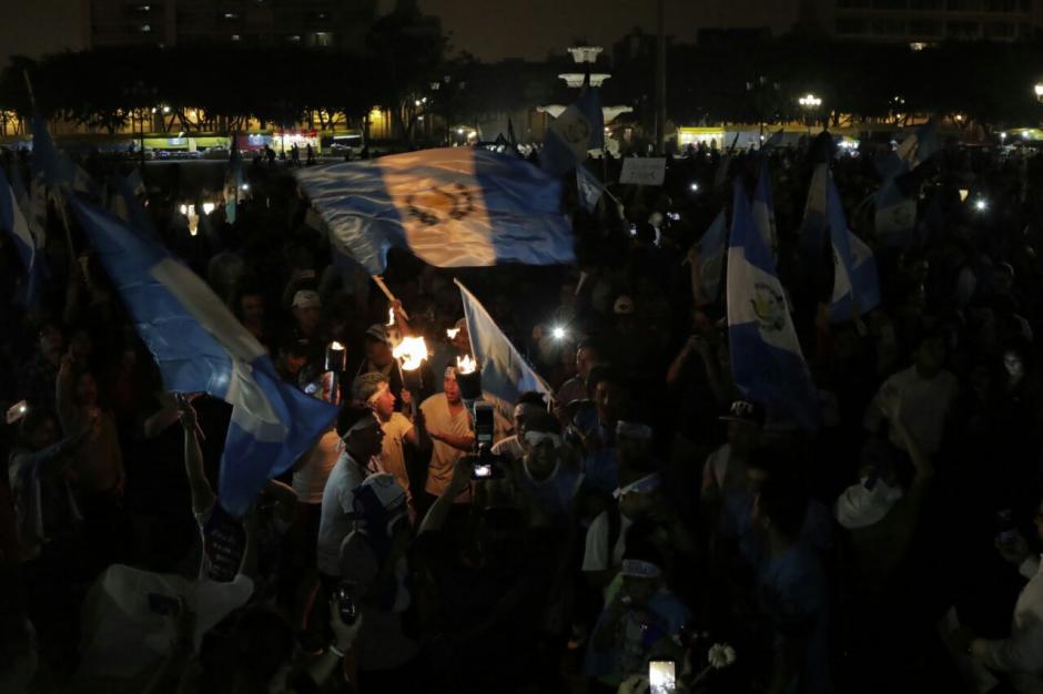 Miles de personas siguen a las 21:00 horas en la Plaza. (Foto: Alejandro Bal&aacute;n/Soy502)