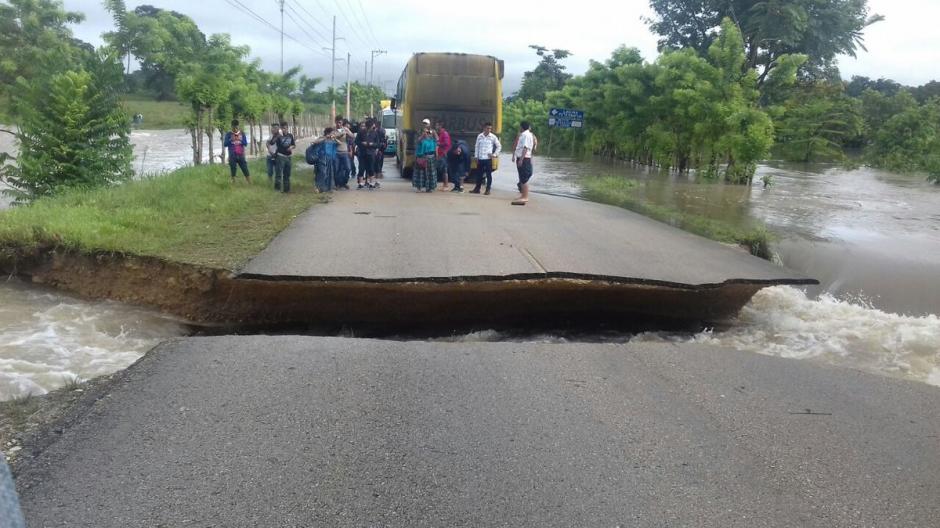 La carretera colaps&oacute; en el kil&oacute;metro 384 en la ruta hacia Pet&eacute;n. (Foto: Conred)