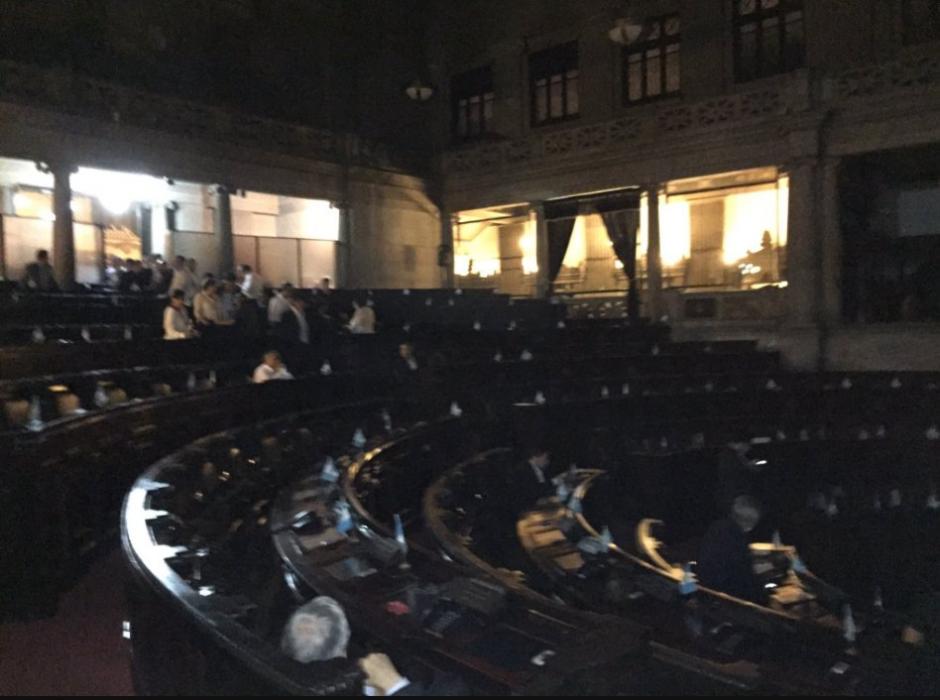 M&aacute;s de 100 personas contin&uacute;an encerradas en el edificio del Congreso de la Rep&uacute;blica debido a la manifestaci&oacute;n que permanece en las afueras. (Foto: Jos&eacute; Miguel Casta&ntilde;eda/Soy502)