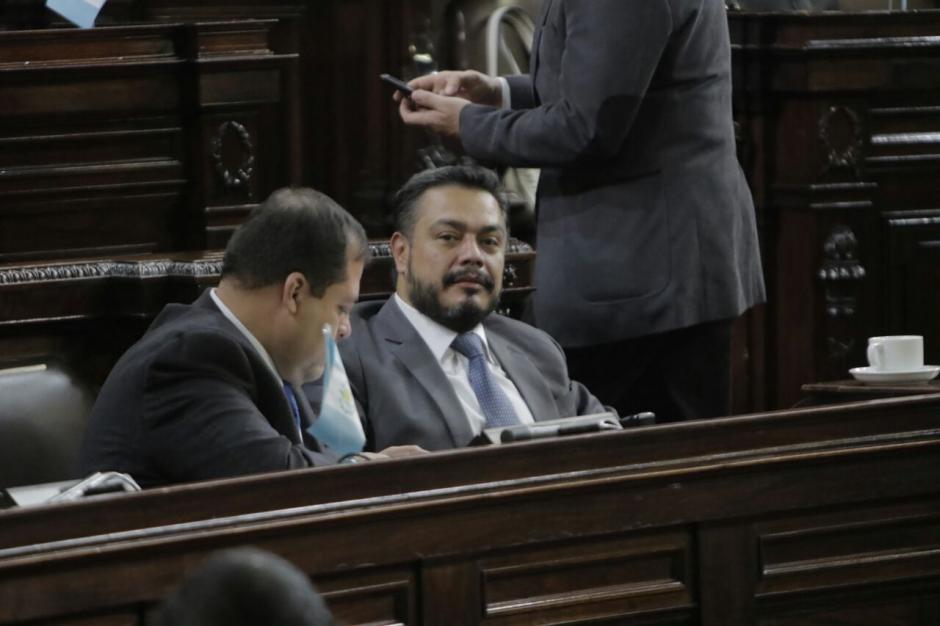 Varios diputados asistieron una hora antes de lo previsto al Congreso. (Foto: Alejandro Balán/Soy502)