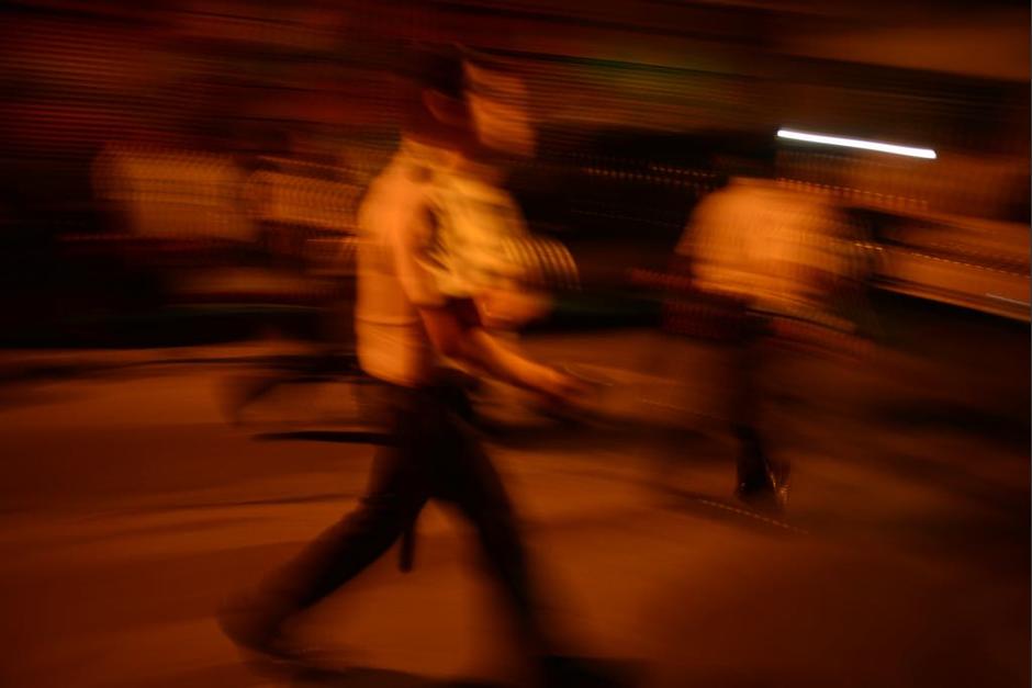 Tras lanzar gas pimienta, las autoridades sacaron a los diputados del Congreso de la República en varios autobuses. (Foto: Jesús Alfonso/Soy502)