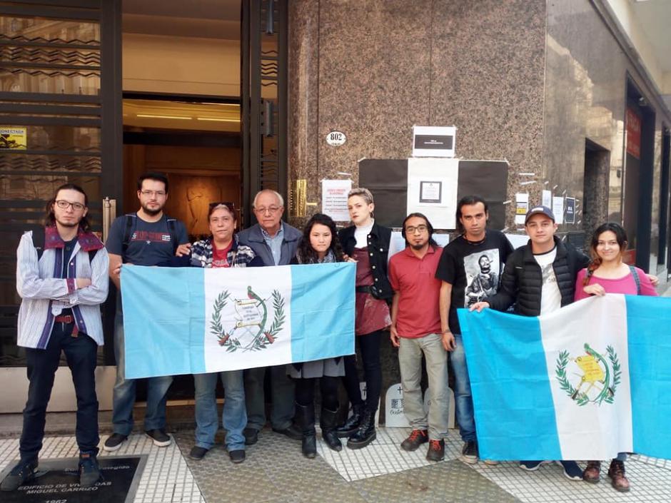 Varios guatemaltecos residentes en Argentina han mostrado su apoyo y se han unido a las manifestaciones pac&iacute;ficas. (Foto: Solidaridad Guatemala Argentina)