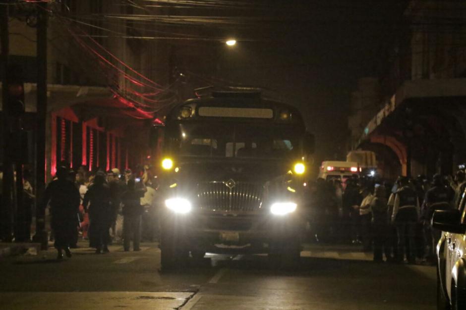 Luego de permanecer varias horas dentro del Congreso, los diputados fueron evacuados. (Foto: Alejandro Balan/Soy502)